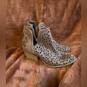 Musse and Cloud boots size 9